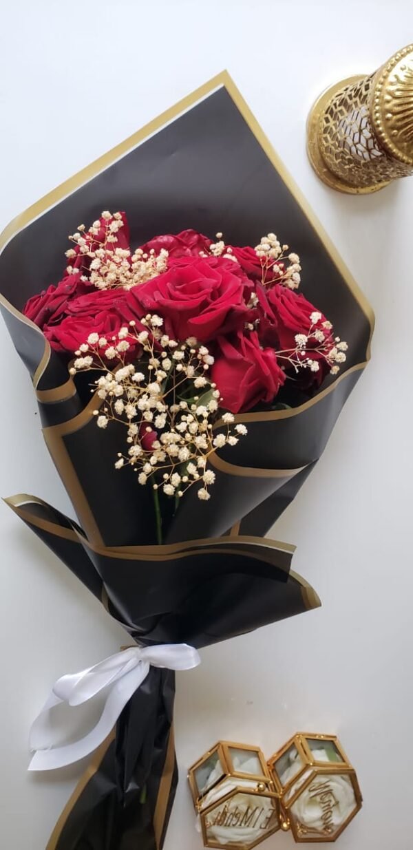 Bouquet Élégant de 11 Fleurs Rouges